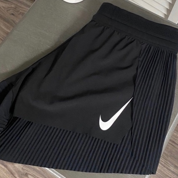 NEW WITH TAGS  NIKE AEROSWIFT Womens Racing Shorts Size Small NWT - Picture 2 of 10